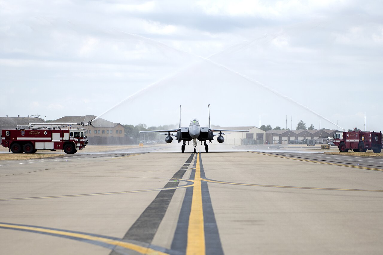 La Fuerza Aérea de EE.UU. compra 22 F-15EX más y empieza a considerar dotarlos del sistema de alerta que siempre les faltó