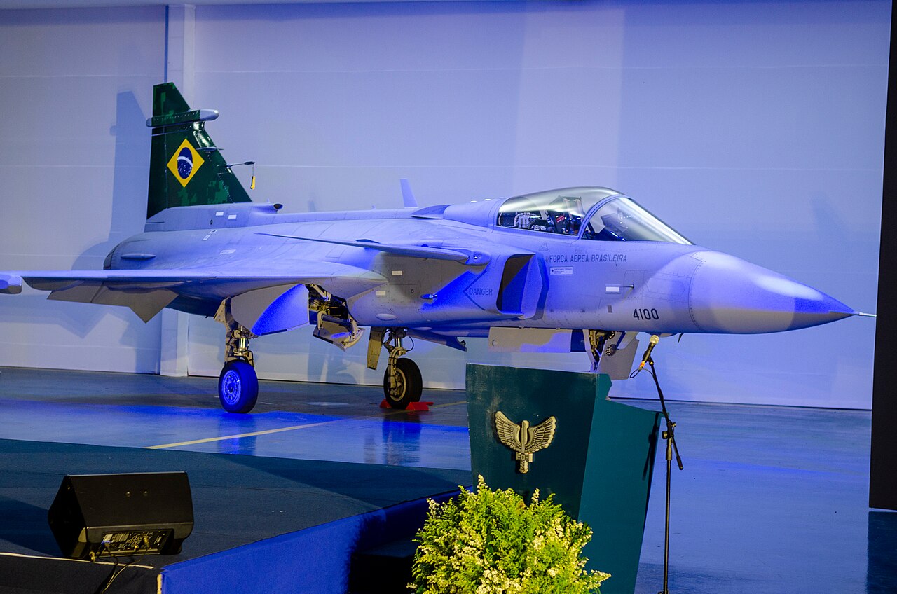 El primer Gripen E fabricado en Brasil completó su vuelo inaugural