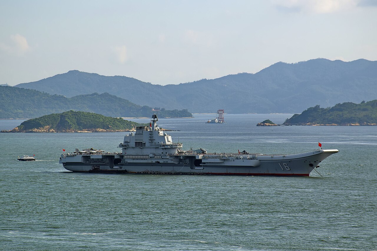 China construye una isla militar en el mar de China Meridional y avanza en su cuarto portaaviones nuclear