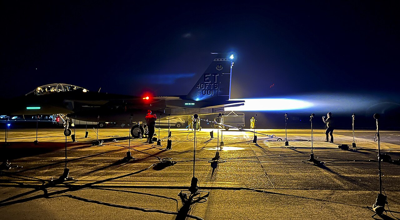 La Fuerza Aérea de EE.UU. compra 22 F-15EX más y empieza a considerar dotarlos del sistema de alerta que siempre les faltó