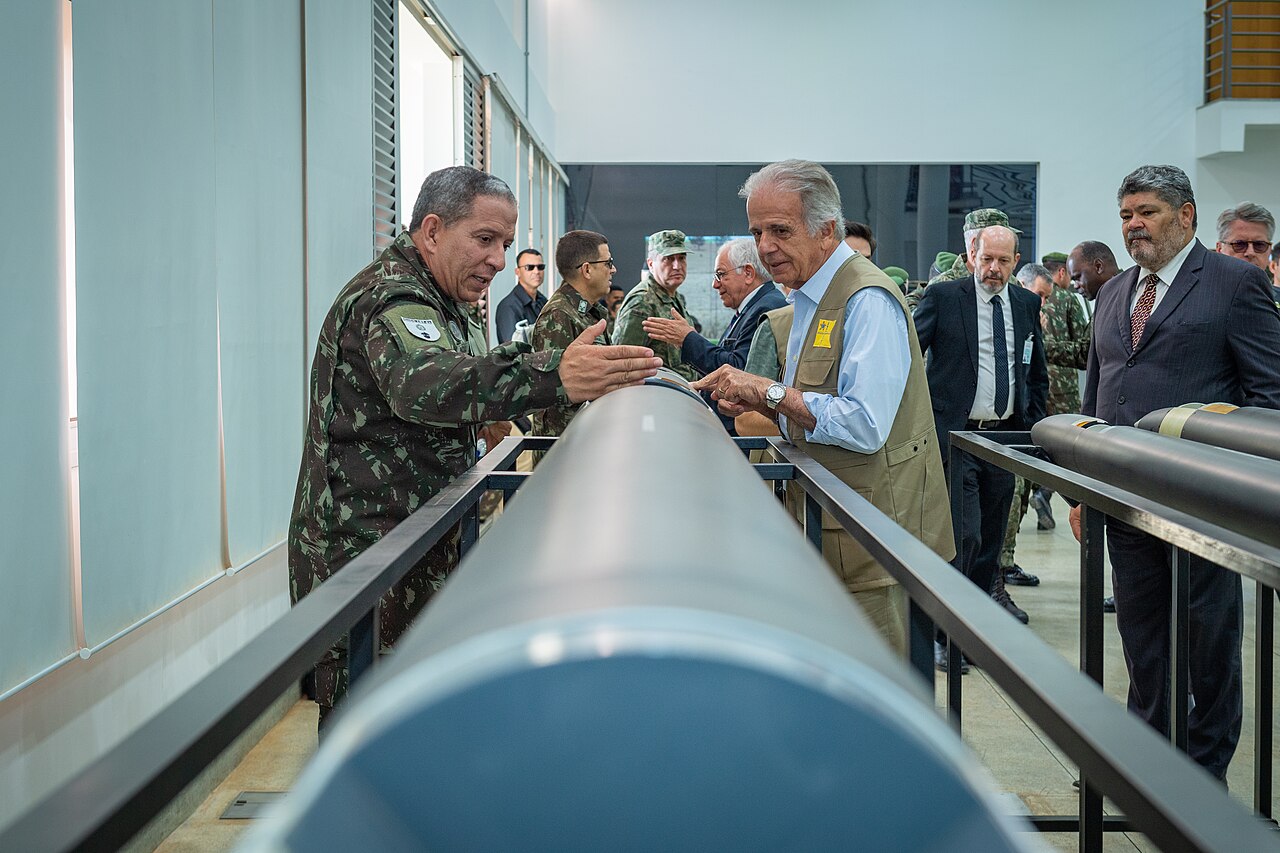 Un conglomerado brasileño busca comprar el 100% de Avibras y sacudir la industria de defensa del país