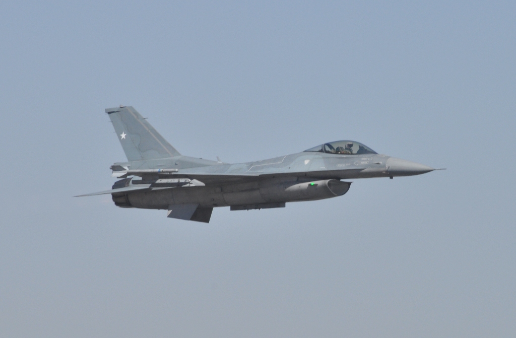 EEUU asegura el soporte de los motores de los F-16 chilenos hasta 2036, y Raytheon tantea al Ejército con defensa antiaérea