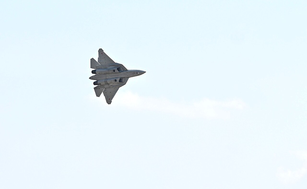 Rusia usa el Su-57D biplaza para ensayar IA de combate y control de enjambres de drones
