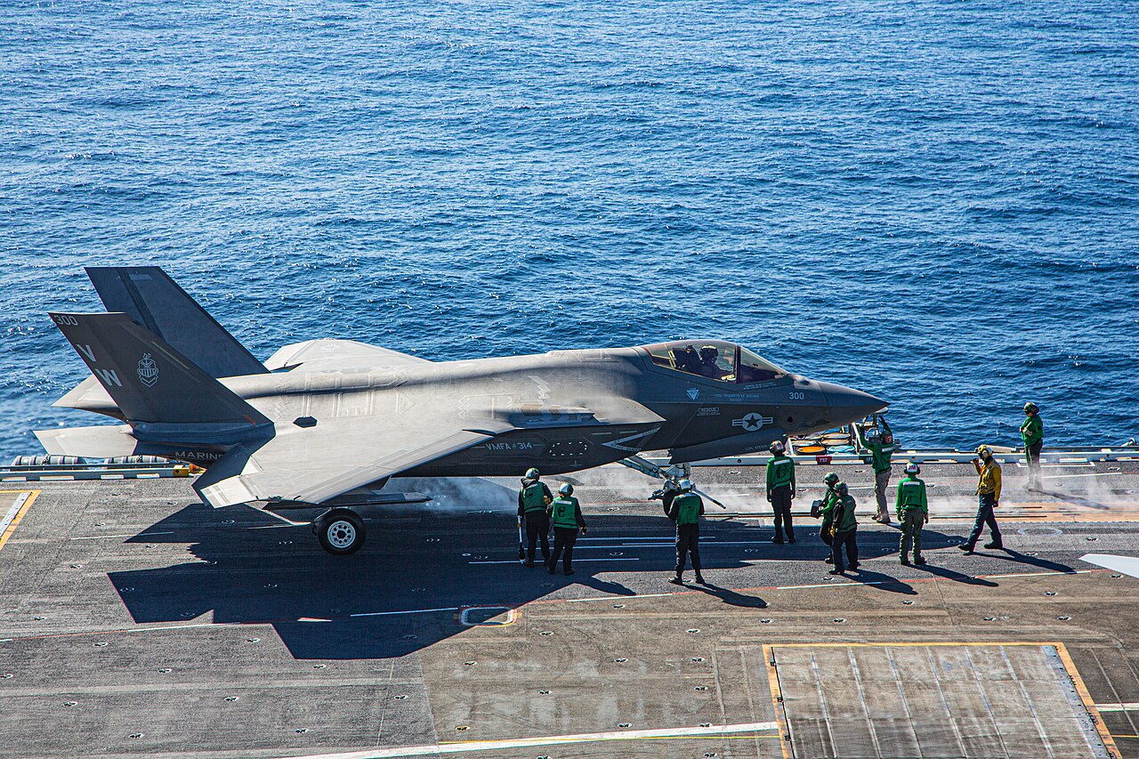 La Armada estadounidense acepta el portaaviones John F. Kennedy, pero sus alas aéreas son cada vez más chicas y sus tripulaciones, cada vez más exigidas