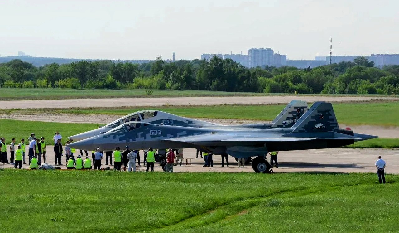 Rusia usa el Su-57D biplaza para ensayar IA de combate y control de enjambres de drones