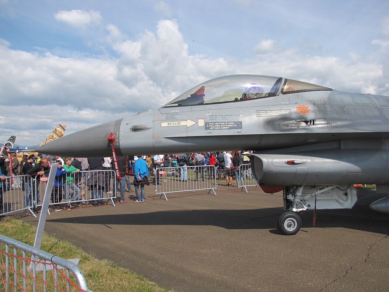 Llegan seis F-16 más en septiembre y el Gobierno negocia la compra de helicópteros Black Hawk