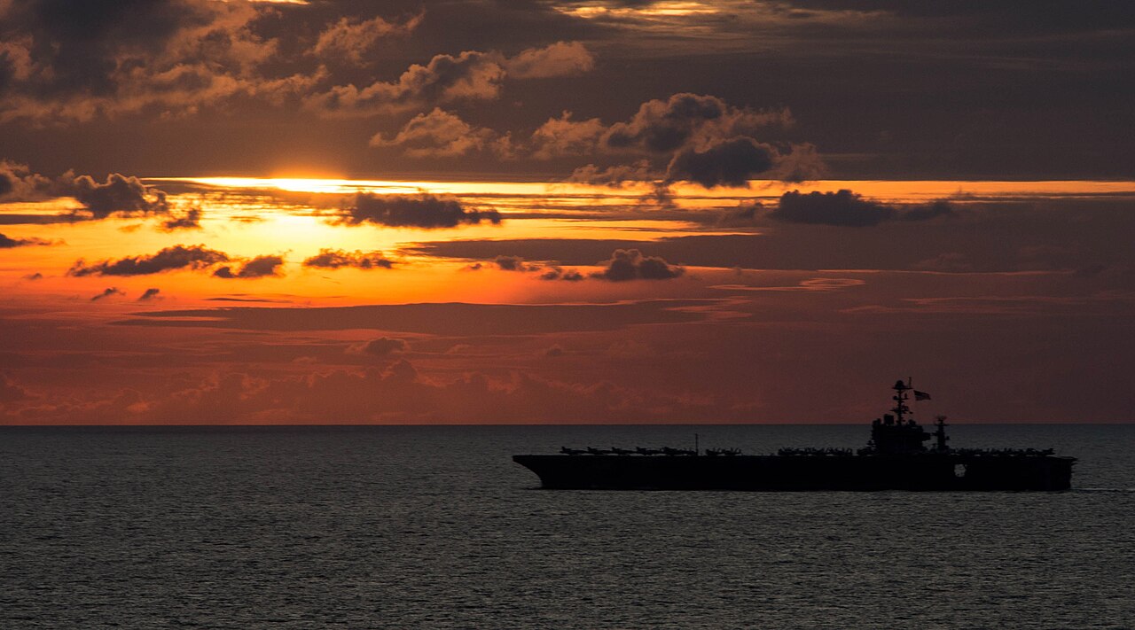 El USS George H.W. Bush llega a Tailandia tras 188 días en el mar; queda un solo portaaviones frente a Irán